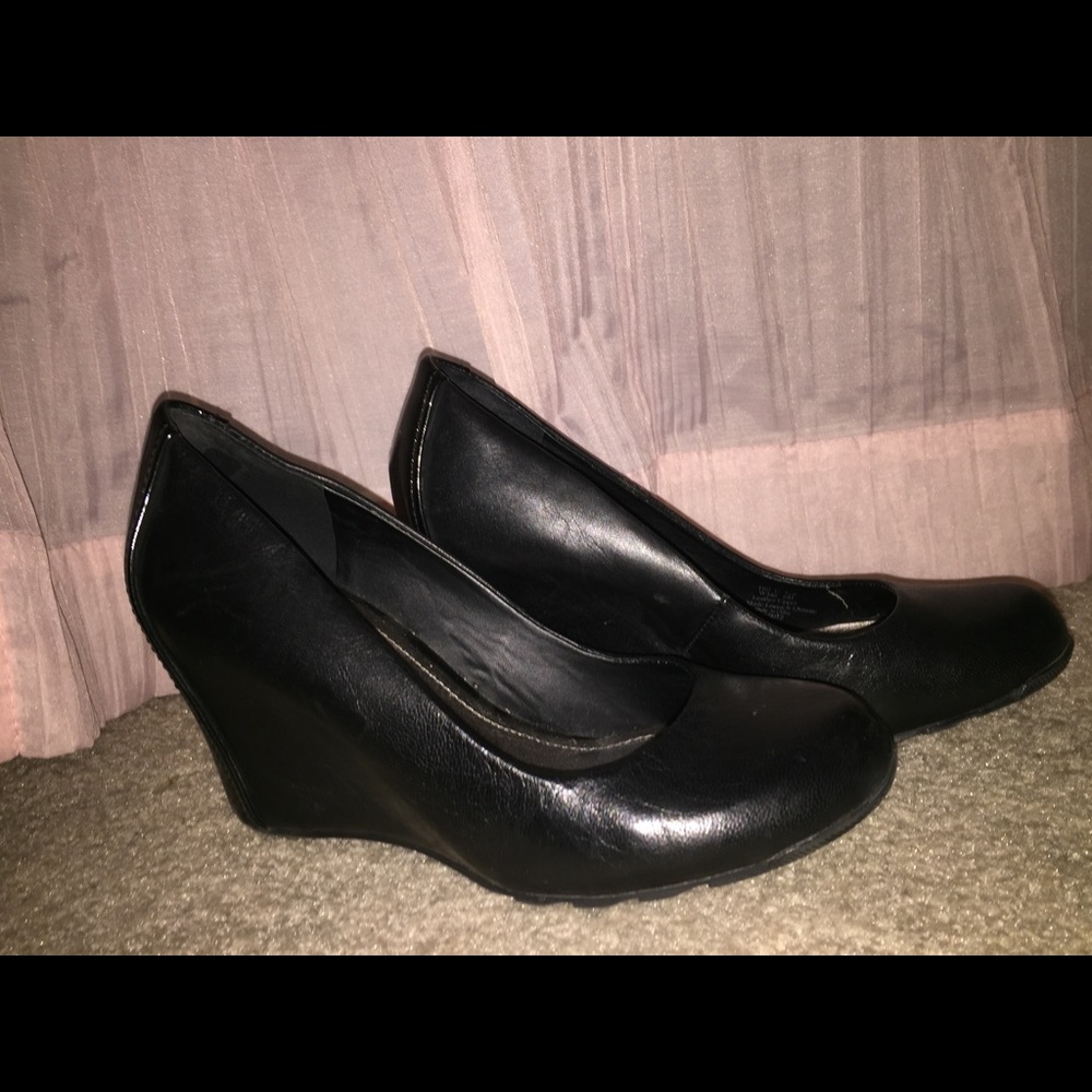 Kenneth Cole Reaction black wedges